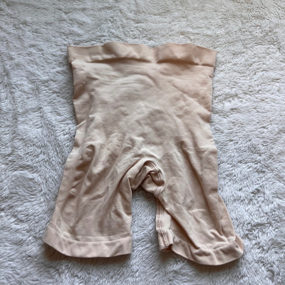 SKIMS Women's Seamless Sculpt Mid Thigh Short Nude Shapewear Size Medium NWOT